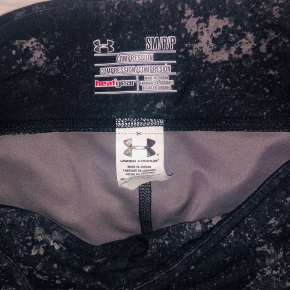 SOLD - Under Armour Womens Black Patterned Crop - Picture 6 of 7